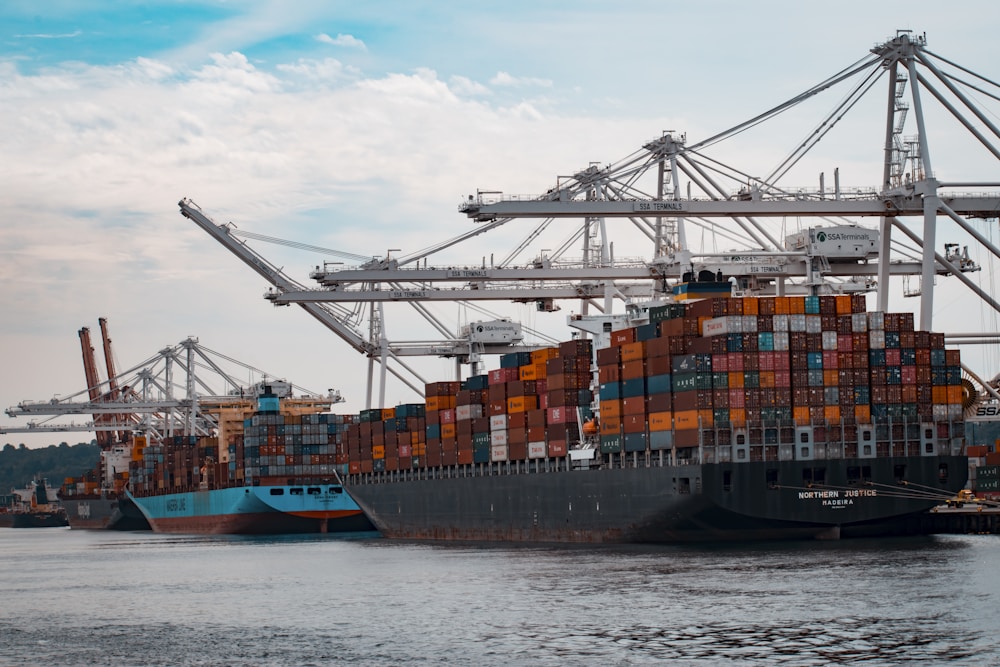 Cảng container và tàu hàng